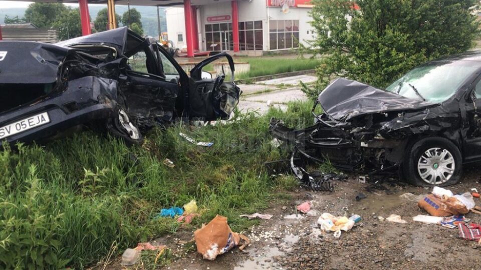 Autoturismul Dacia Logan, lovit violent din lateral, este cel în care s-au aflat cei doi bătrâni care au murit la mijlocul lunii mai, pe E 85, la ieșirea din Suceava spre Siret Autoturismul Dacia Logan, lovit violent din lateral, este cel în care s-au aflat cei doi bătrâni care au murit la mijlocul lunii mai, pe E 85, la ieșirea din Suceava spre Siret