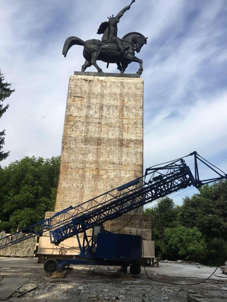 Placarea cu travertin a soclului statuii ecvestre 2