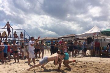 Luca Giovani Popovici (stânga) a câștigat bronzul categoriei 70 kilograme la juniori III