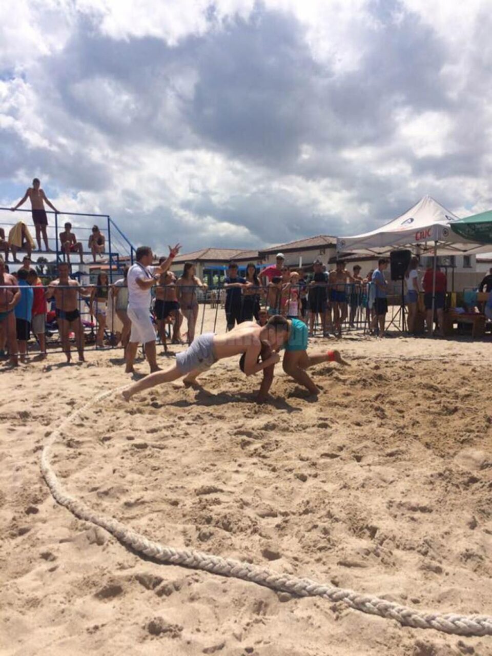 Luca Giovani Popovici (stânga) a câștigat bronzul categoriei 70 kilograme la juniori III