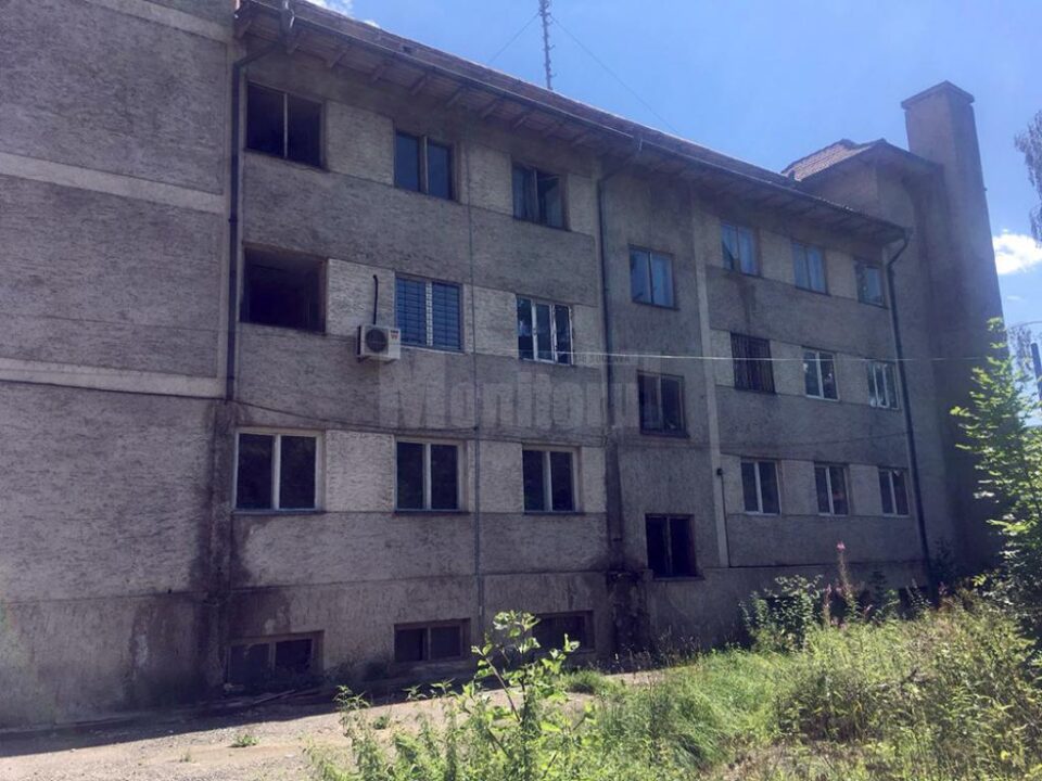 Clădirea achiziționată acum 12 ani este practic o ruină, iar polițiștii cărora le era destinată nu au folosit-o nici măcar un minut
