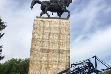 Placarea cu travertin a soclului statuii ecvestre a lui Ștefan cel Mare
