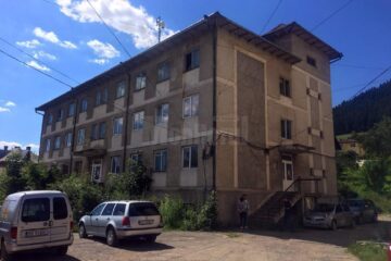 Clădirea achiziționată acum 12 ani este practic o ruină, iar polițiștii cărora le era destinată nu au folosit-o nici măcar un minut