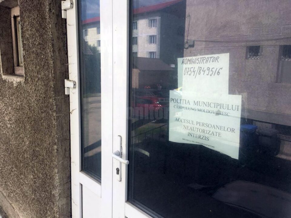 Clădirea achiziționată acum 12 ani este practic o ruină, iar polițiștii cărora le era destinată nu au folosit-o nici măcar un minut