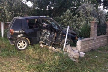 Autoturismul condus cu viteză de șoferul în vârstă de 19 ani, care mai era și în ușoară stare de ebrietate, s-a zdrobit de un gard