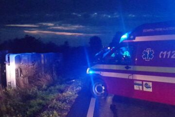Un autocar cu 43 de copii s-a răsturnat aseară la Dănila