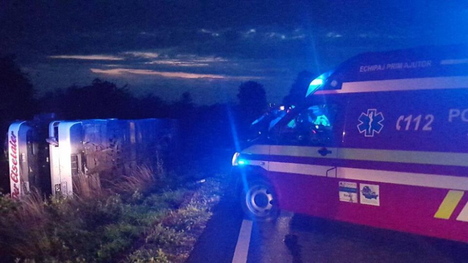 Un autocar cu 43 de copii s-a răsturnat aseară la Dănila