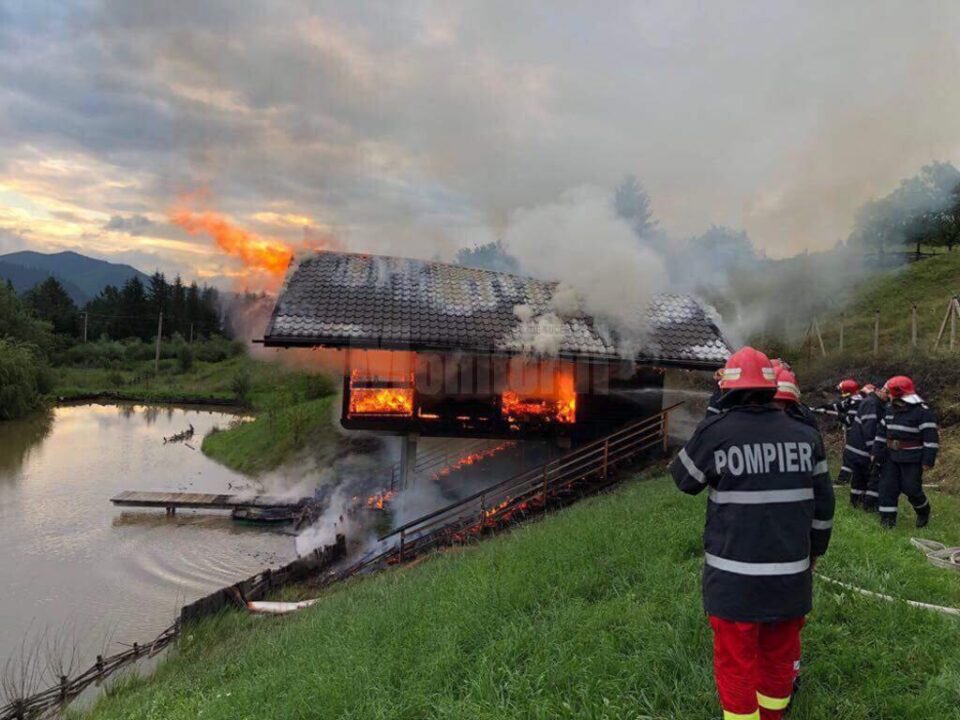 Casa de vacanța a pădurarului Mihai Boșutar, incendiată intenționat de cei doi Sursa foto: www.stirisuceava.net Casa de vacanța a pădurarului Mihai Boșutar, incendiată intenționat de cei doi Sursa foto: www.stirisuceava.net