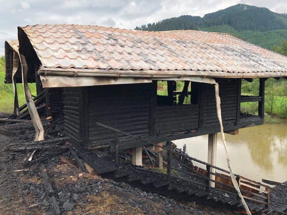 Casa de vacanța a pădurarului Mihai Boșutar, incendiată intenționat de cei doi Sursa foto: www.stirisuceava.net