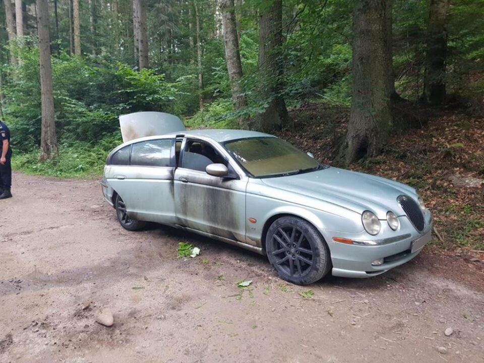 Autoturismul Jaguar înmatriculat în Marea Britanie care a fost incendiat de contrabandist Autoturismul Jaguar înmatriculat în Marea Britanie care a fost incendiat de contrabandist