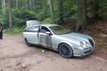Autoturismul Jaguar înmatriculat în Marea Britanie care a fost incendiat de contrabandist