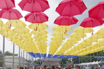Cupola tricoloră formată din sute de umbrele roșii, galbene și albastre