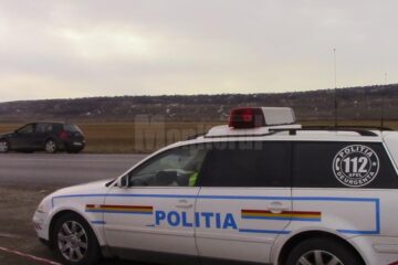 Un tânăr beat, fără permis și cu mașina neînmatriculată a provocat o tamponare și a fugit pe ogoare