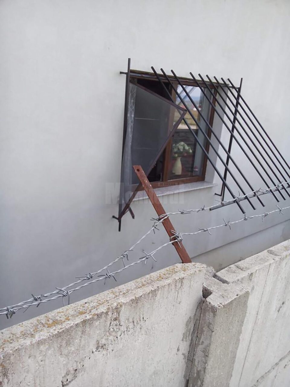 Casa-fortareață spartă de cei trei, în plină zi, la Șcheia