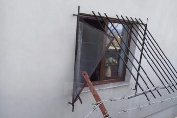 Casa-fortareață spartă de cei trei, în plină zi, la Șcheia