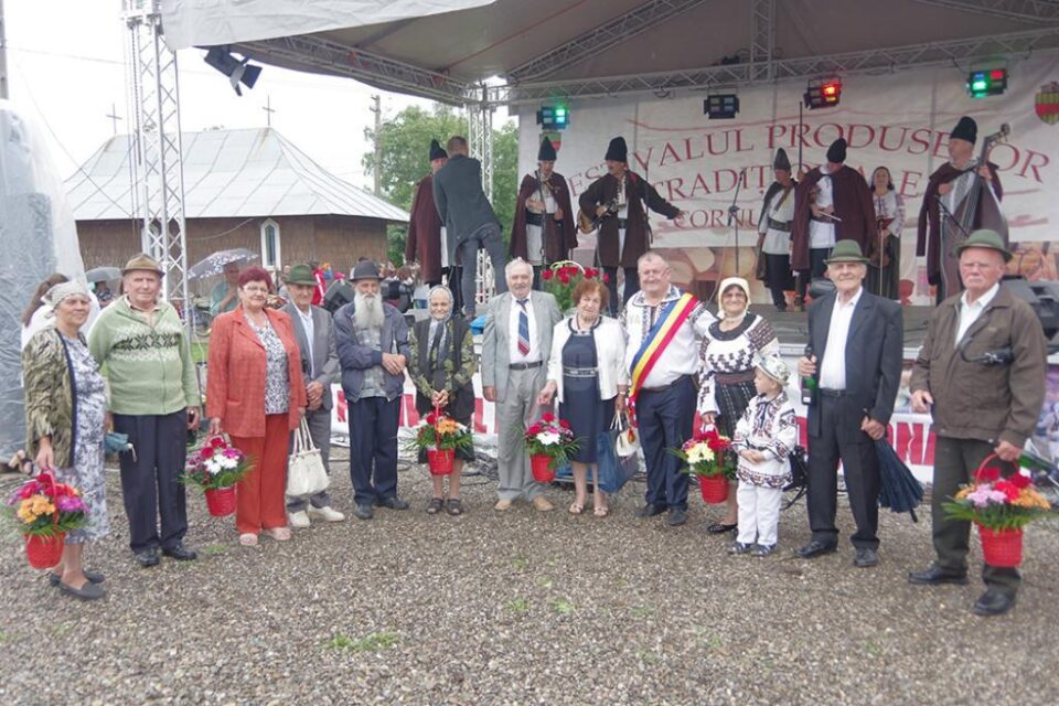 Gheorghe Fron alături de cuplurile care au împlinit 50 de ani de căsătorie