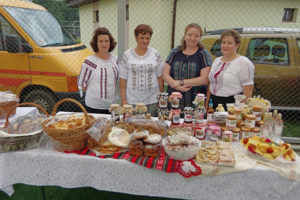 Gospodinele din Cornu Luncii au prezentat produse tradiționale preparate în gospodăriile proprii