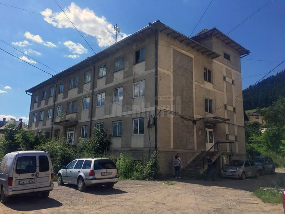 Clădirea cumpărată cu ceva mai mult de 700.000 de euro, deși se afla în stare avansată de degradare, și care urma să fie sediu pentru polițiștii din această localitate Clădirea cumpărată cu ceva mai mult de 700.000 de euro, deși se afla în stare avansată de degradare, și care urma să fie sediu pentru polițiștii din această localitate