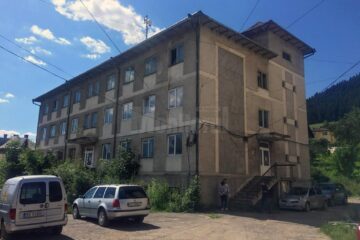 Clădirea cumpărată cu ceva mai mult de 700.000 de euro, deși se afla în stare avansată de degradare, și care urma să fie sediu pentru polițiștii din această localitate