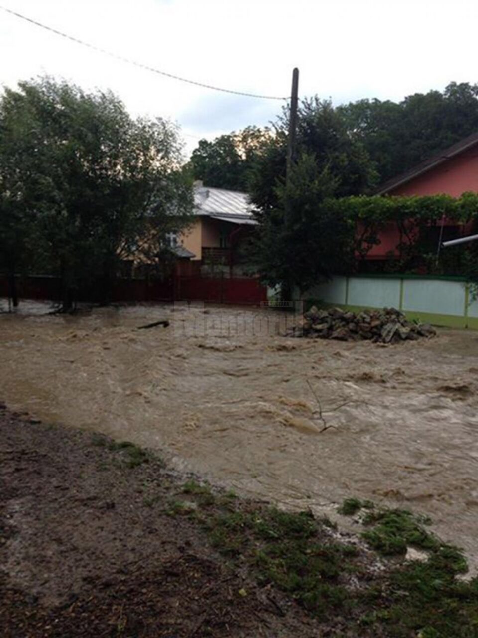Aproape 1.300 de hectare de terenuri agricole și pășune, calamitate de ape