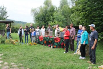 O parte dintre participanții Taberei Internaționale a Meșterilor Populari care a început la Păltinoasa