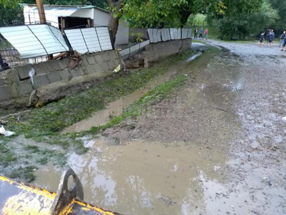 Aproape 1.300 de hectare de terenuri agricole și pășune, calamitate de ape