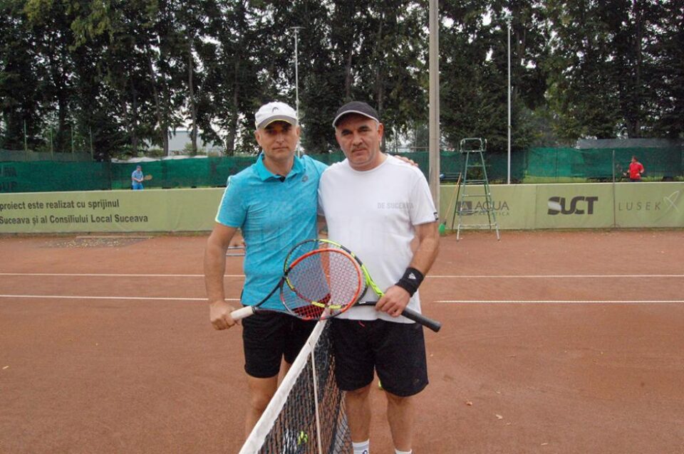 Tiberiu Avram (dreapta) s-a calificat în turul II al tabloului eliminatoriu după victoria cu Gelu Danilă