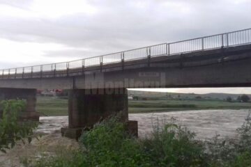 Podul din Milișauti, peste râul Suceava, a fost afectat de inundații