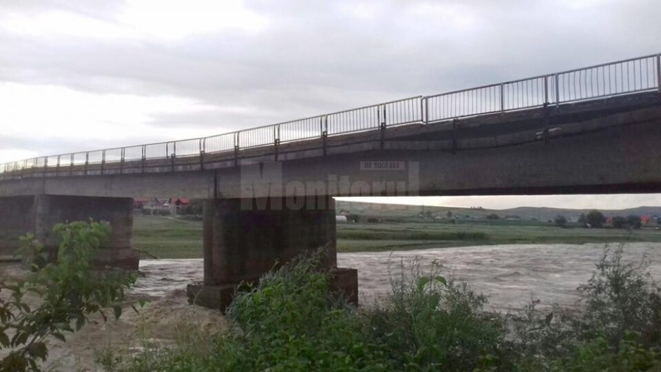 Podul din Milișauti, peste râul Suceava, a fost afectat de inundații