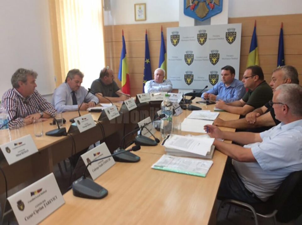 Întâlnirea a avut ca temă verificarea condițiilor pentru începerea lucrărilor și predarea amplasamentului pentru viitoarea șosea de centură a municipiului Rădăuți Întâlnirea a avut ca temă verificarea condițiilor pentru începerea lucrărilor și predarea amplasamentului pentru viitoarea șosea de centură a municipiului Rădăuți