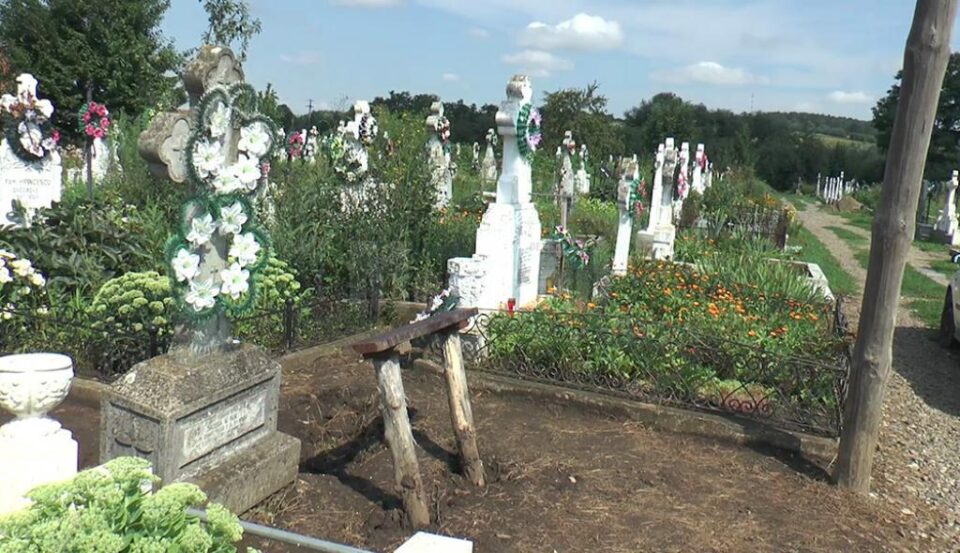 Femeia crede că vinovați pentru dispariția crucii sunt membrii unei familii cu care intrase în conflict
