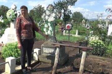 Una dintre cele doua cruci masive din beton a dispărut din cimitirul din Arbore
