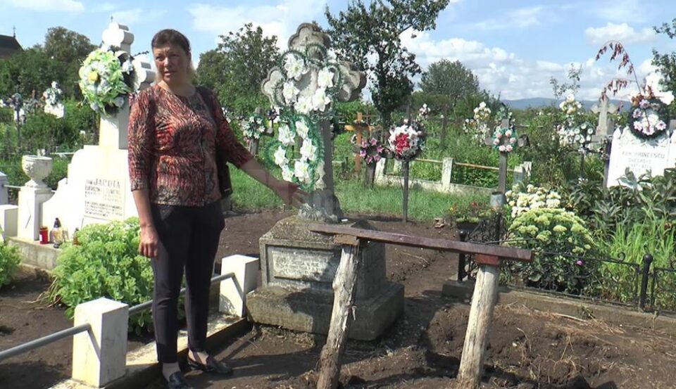 Una dintre cele doua cruci masive din beton a dispărut din cimitirul din Arbore
