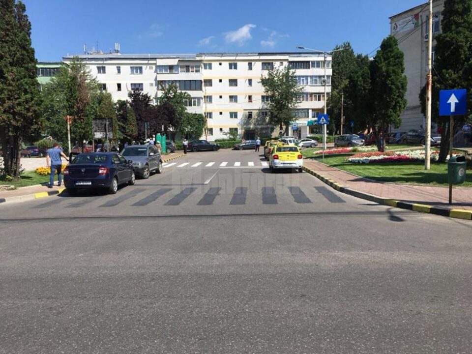 Trecerea de pietoni din zona Policlinicii a fost mutată la jumătatea străzii, iar în zona fostei treceri se vor monta garduri