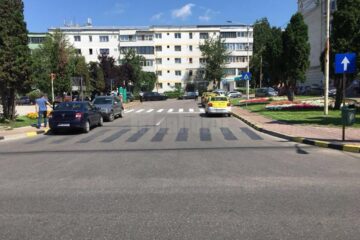 Trecerea de pietoni din zona Policlinicii a fost mutată la jumătatea străzii, iar în zona fostei treceri se vor monta garduri