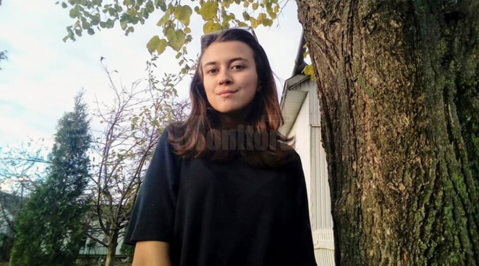 Sorina Rîndașu, în vârstă de 15 ani, își lansează volumul de debut