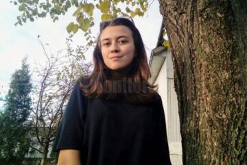 Sorina Rîndașu, în vârstă de 15 ani, își lansează volumul de debut