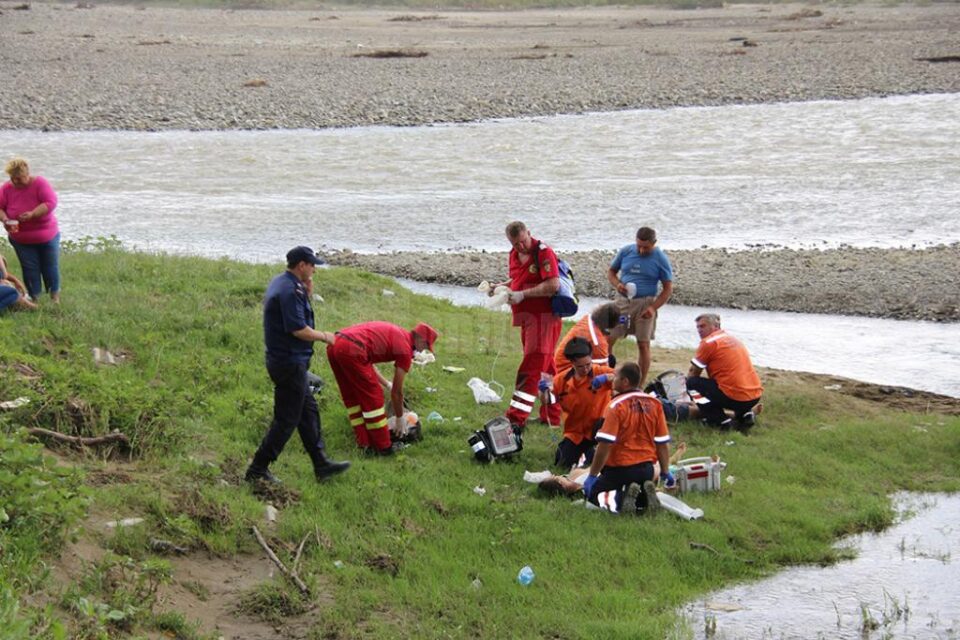 Cele două fete au fost resuscitate de personalul medical sosit la fata locului, însă au fost declarate până la urmă decedate