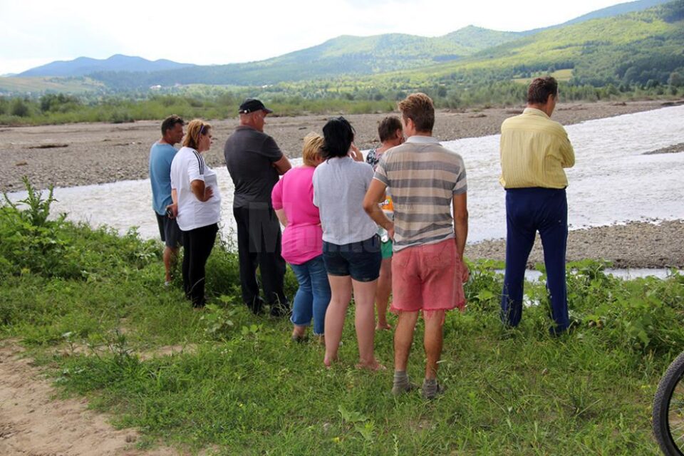 Două surori, în vârstă de 13 și 16 ani, au fost înghițite de apele râului Moldova