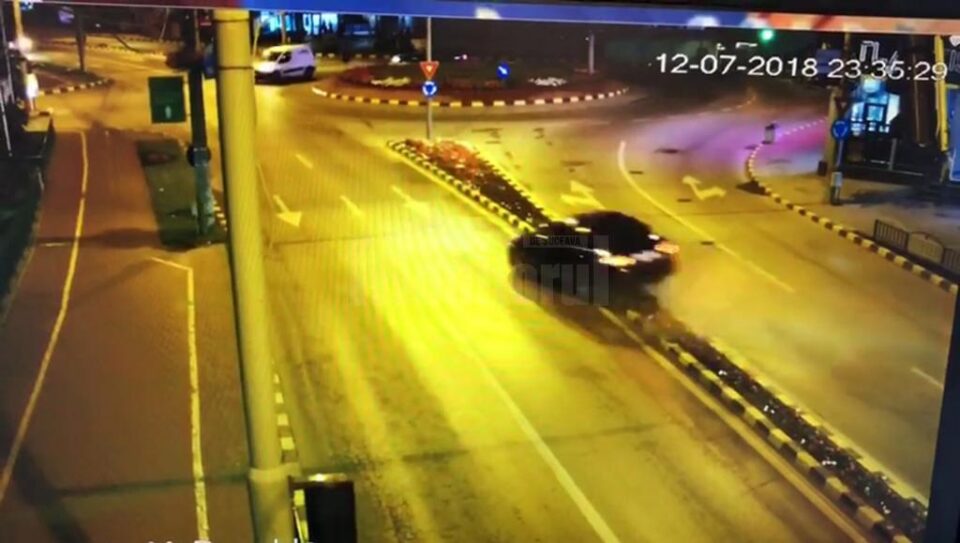 Manevre ca la raliu în centrul Sucevei, cu o mașină scăpată de sub control
