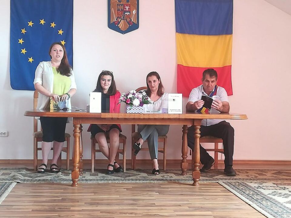 O elevă în vârstă de 15 ani și-a lansat ieri primul volumul de poezie