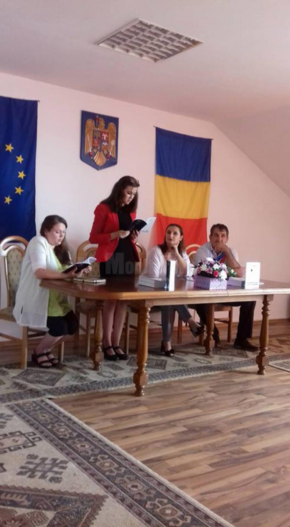 O elevă în vârstă de 15 ani și-a lansat ieri primul volumul de poezie