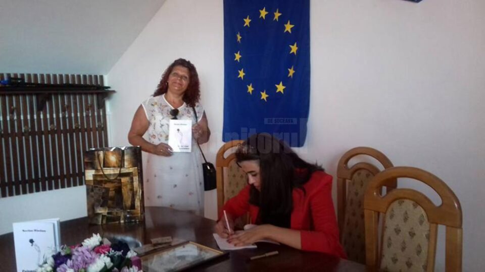 O elevă în vârstă de 15 ani și-a lansat ieri primul volumul de poezie