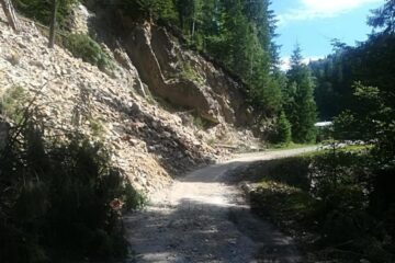 Alunecarea masivă a dus la închiderea drumului