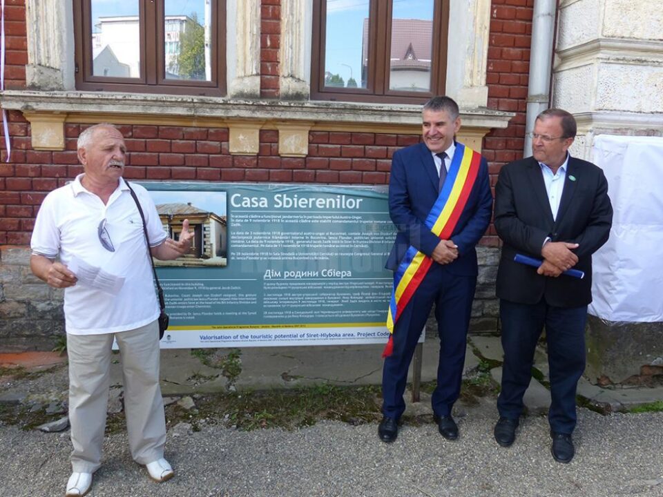Pe trei clădiri reprezentative pentru istoria orașului au fost dezvelite plăci comemorative cu prilejul Centenarului Marii Uniri