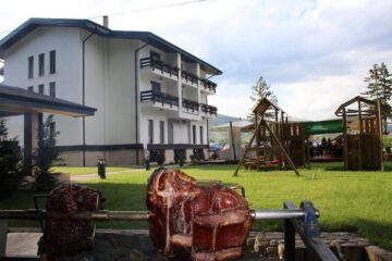 Pensiunea Piatra Pinului, prima din Bucovina certificată cu „Trei pahare” de Ordinul European al Cavalerilor Vinului