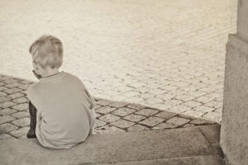 Nici nu vedem păcatele evidente, dar îi pedepsim pentru pozne copilărești