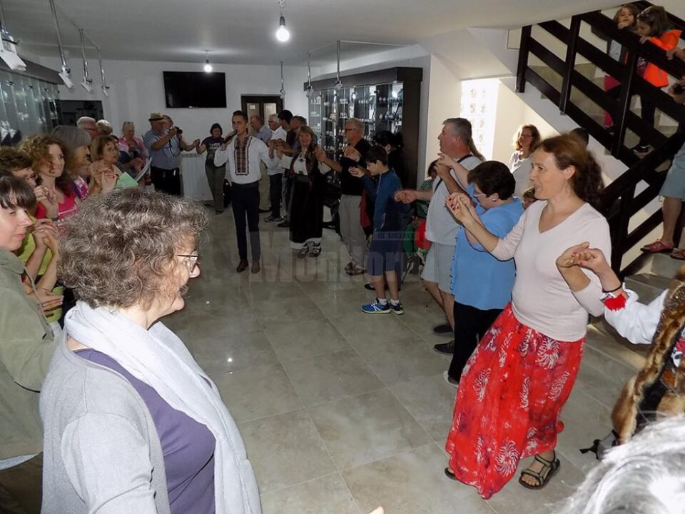 Un grup de belgieni a vizitat Muzeul Ouălor „Lucia Condrea” din Moldovița