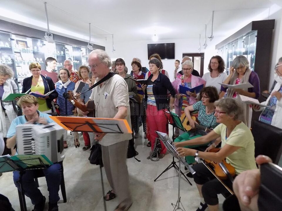 Corul „De Zingende Brug” din Flandra a susținut la Moldovița și un miniconcert cu piese în limba română, alături de artiști locali