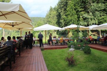 Pensiunea Piatra Pinului, prima din Bucovina certificată cu „Trei pahare” de Ordinul European al Cavalerilor Vinului